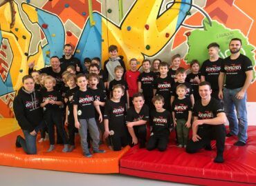 Ein Gruppenfoto mit den Kindern und Trainern der Muay Thai Academy Rohrbach im Aigo Kinderhotel in Aigen-Schlägl.