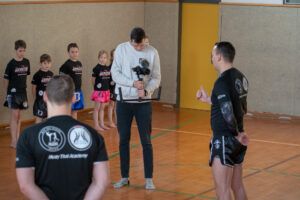 Ein Mann filmt einen Trainer der Muay Thai Academy Rohrbach.