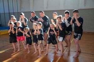 Kinder und Trainer der Muay Thai Academy Rohrbach machen einen Kampfschrei.